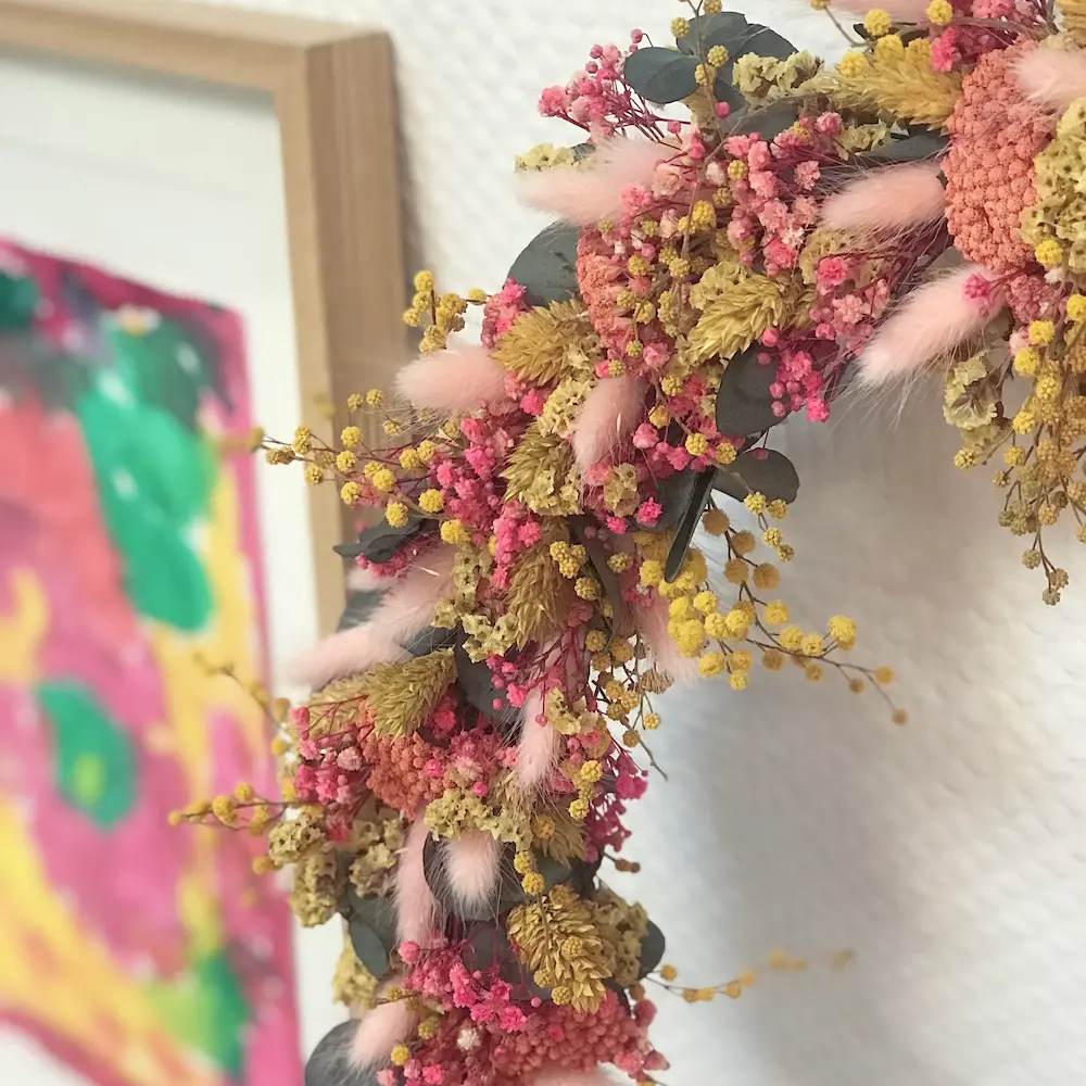 couronne decorative fleurs sechees couronne de fleurs séchées et stabilisées tons roses vif et jaune