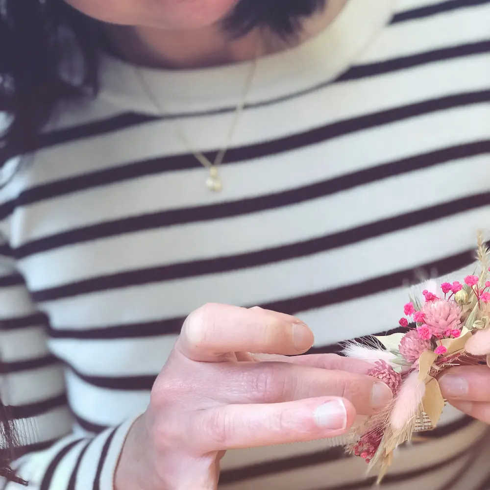 Réalisation d'un peigne en fleurs séchées et stabilisées lors d'un atelier "do it yourself"