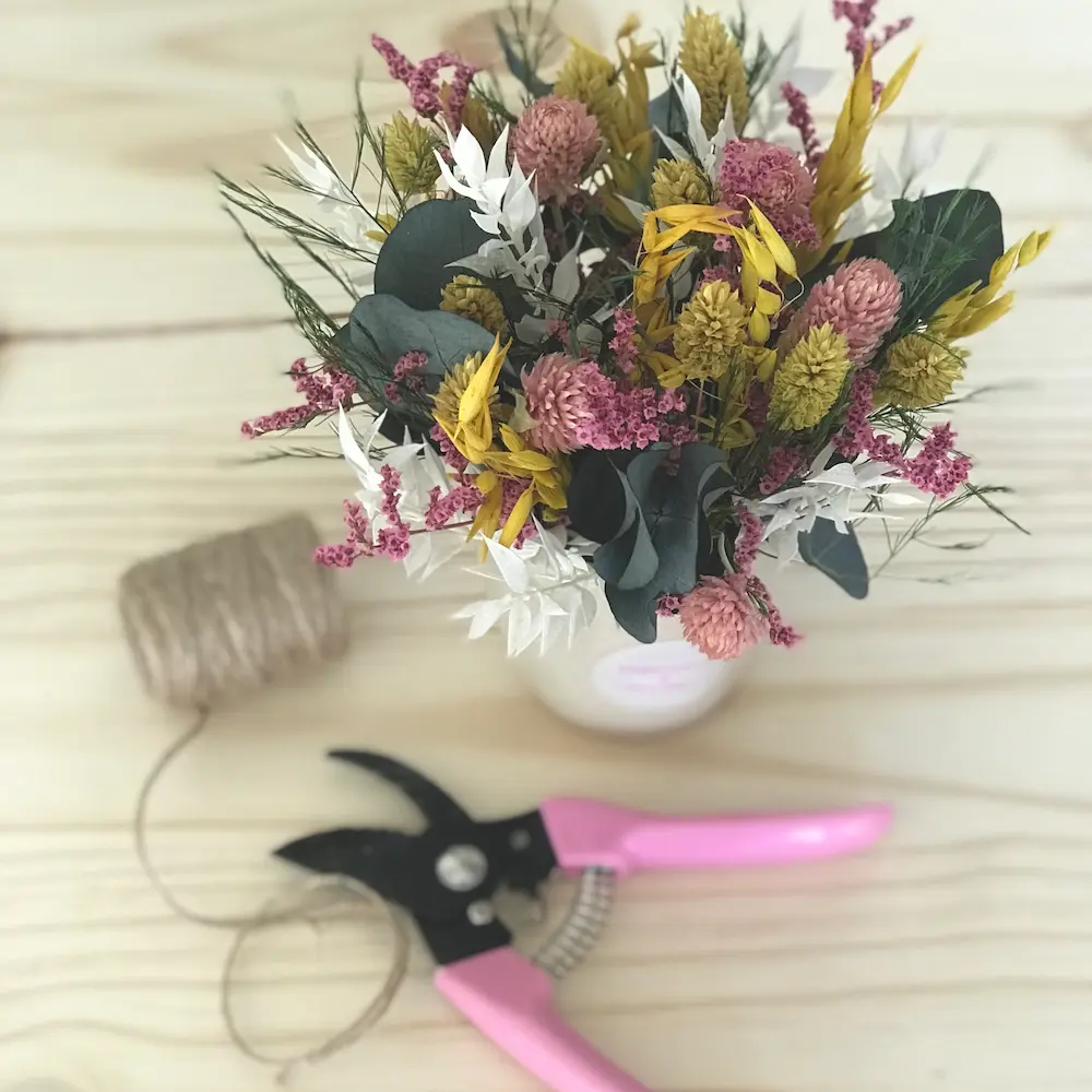 Composition de fleurs séchées et stabilisées réalisée lors d'un atelier florale avec l'aide d'un sécateur