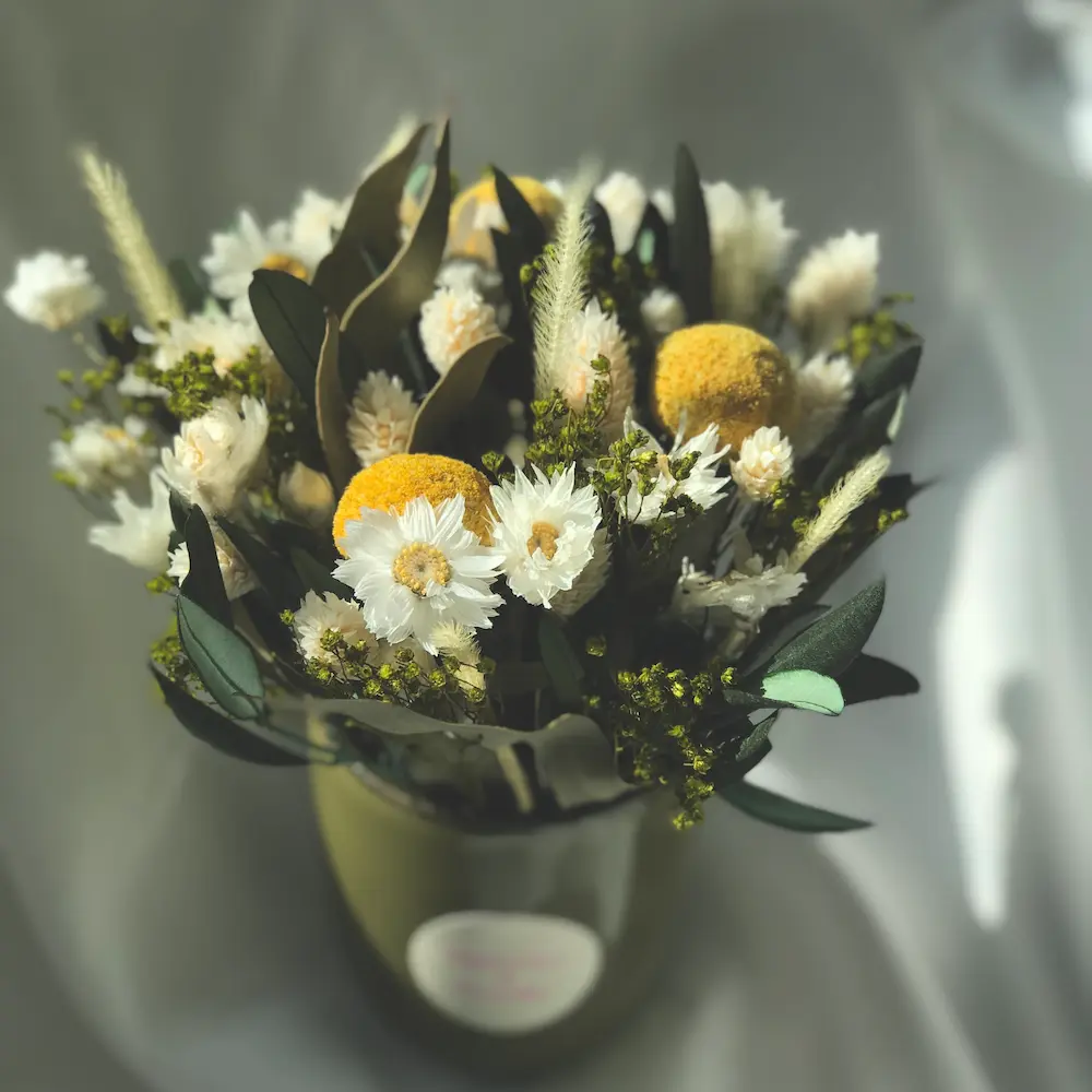 centre de table élégant composition florale en fleurs séchées et stabilisées verte et jaune