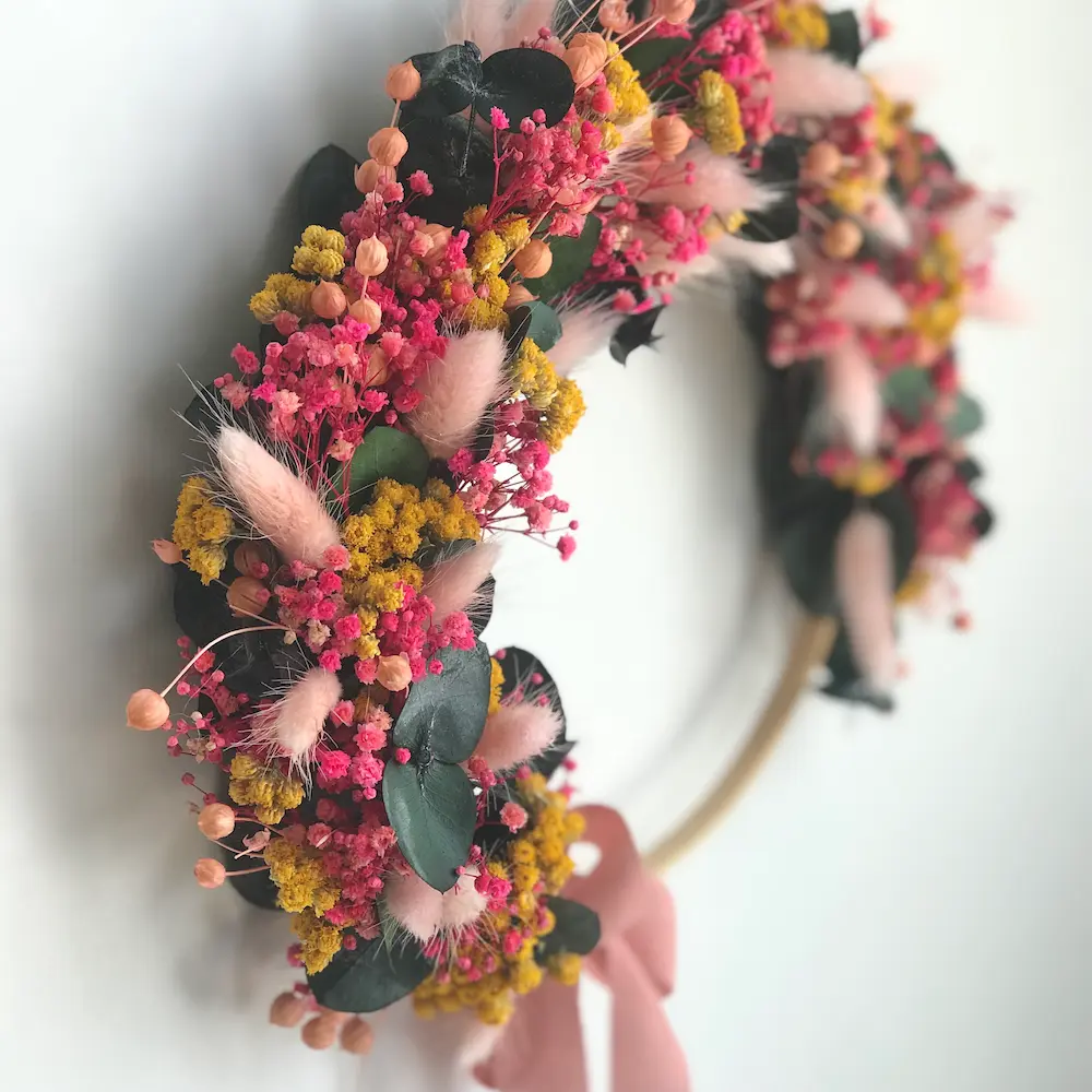couronne-murale couronne murale décorative en fleurs sechées et stabilisées, coloris fuschia et jaune