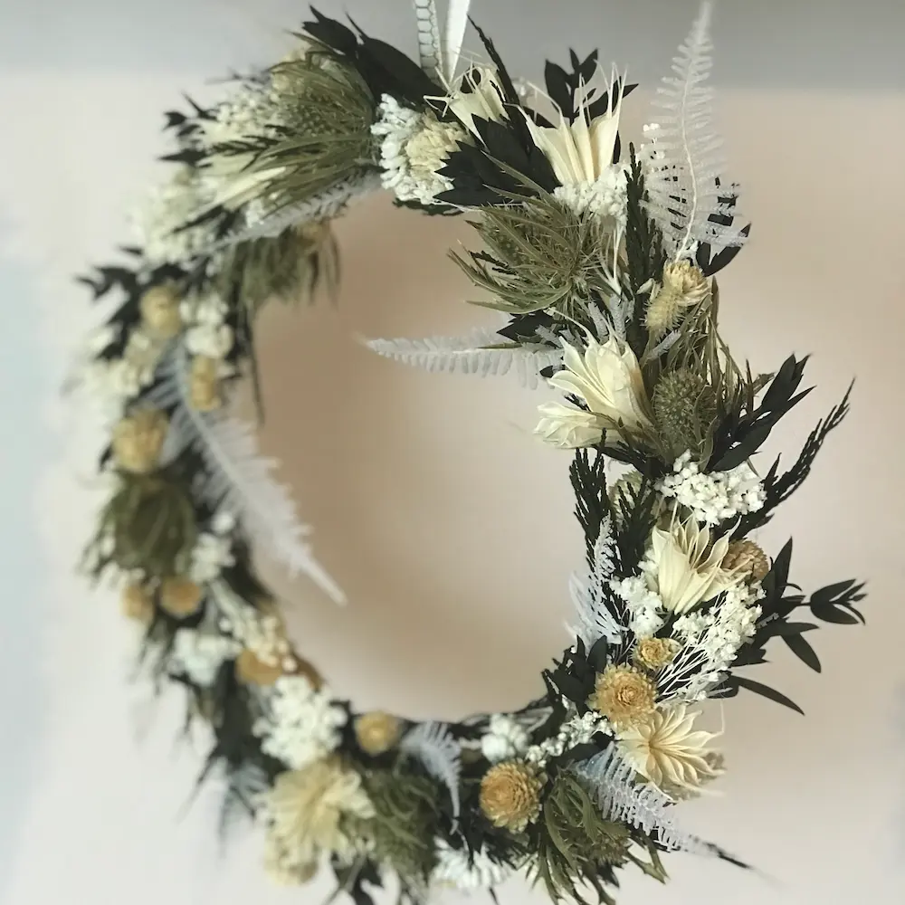 couronne naturelle couronne naturelle en fleurs sechées teintes vert et blanc