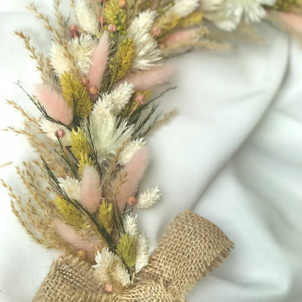 couronne decorative fleurs secheespastel couronne en fleurs séchées tons rose et vert pastel