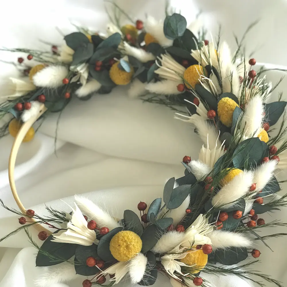 couronne décorative fleurs sechees couronne décorative en fleurs sechees et stabilisées, coloris terracotta jaune et blanc