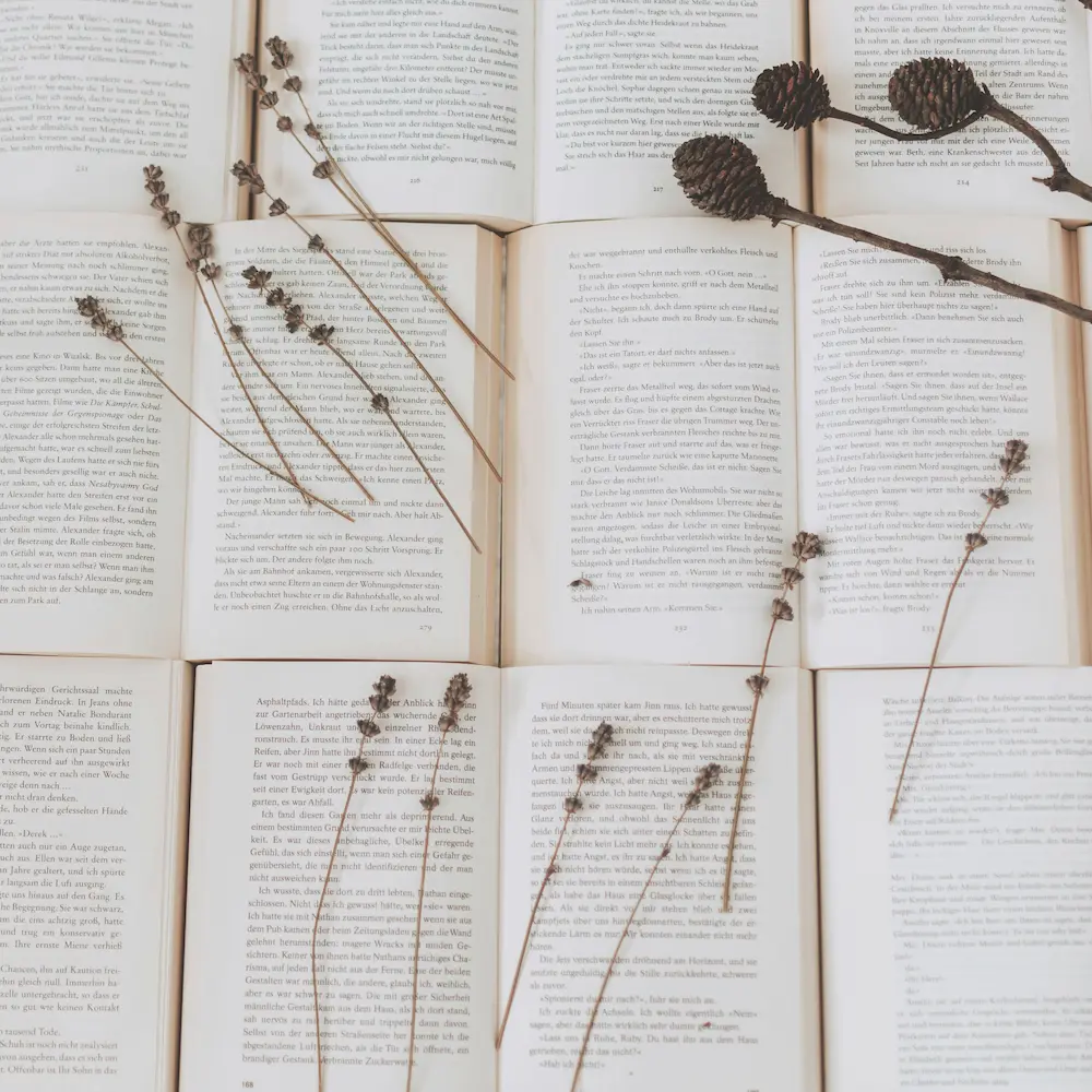 fleurs sechées disposées sur des livres de botanique