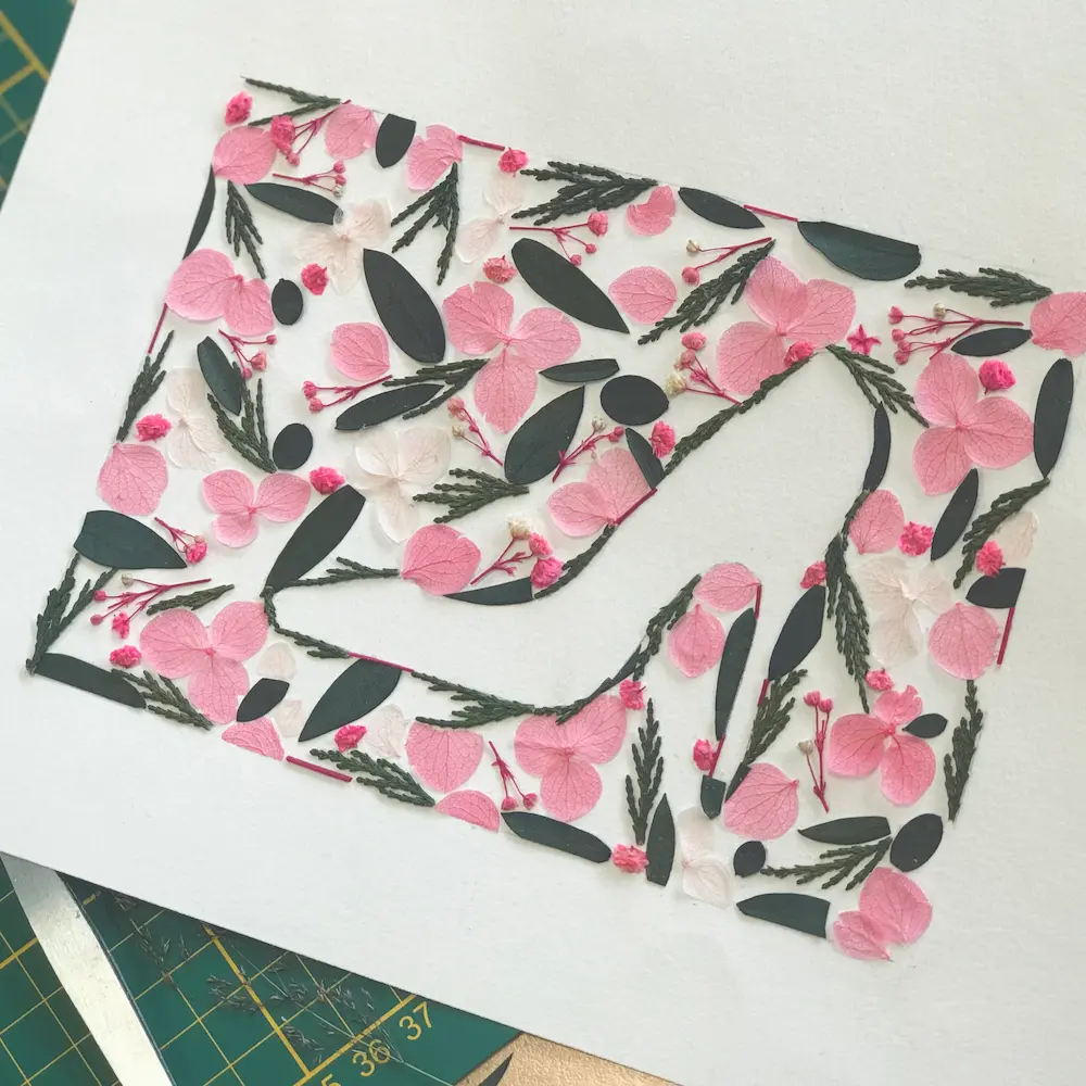 herbier sur mesure herbier en fleurs sechées réalisé sur mesure avec une forme d'escarpin déssiné