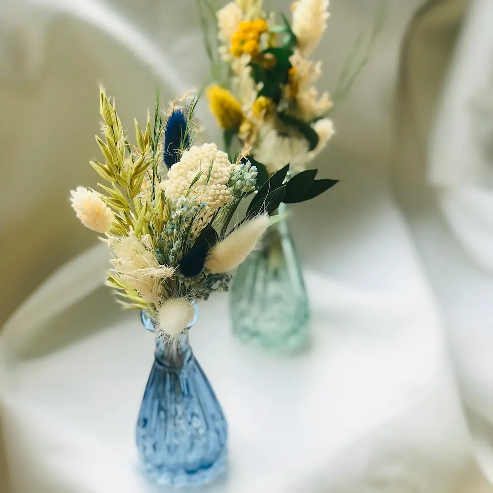 verrine centre de table verrine verte et blanche avec des petits bouquets de fleurs séchées