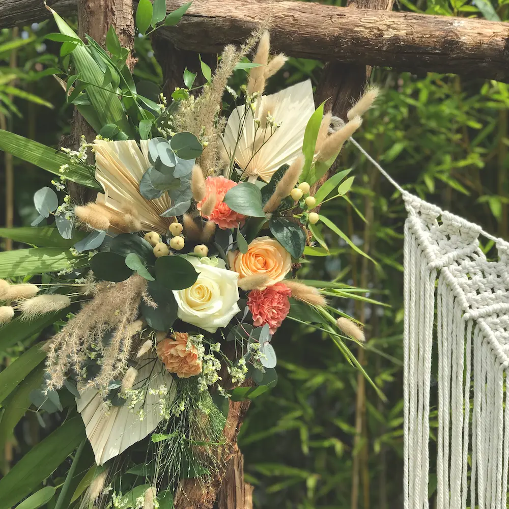 composition florale pour une arche fleurie tons blanc, naturel et corail