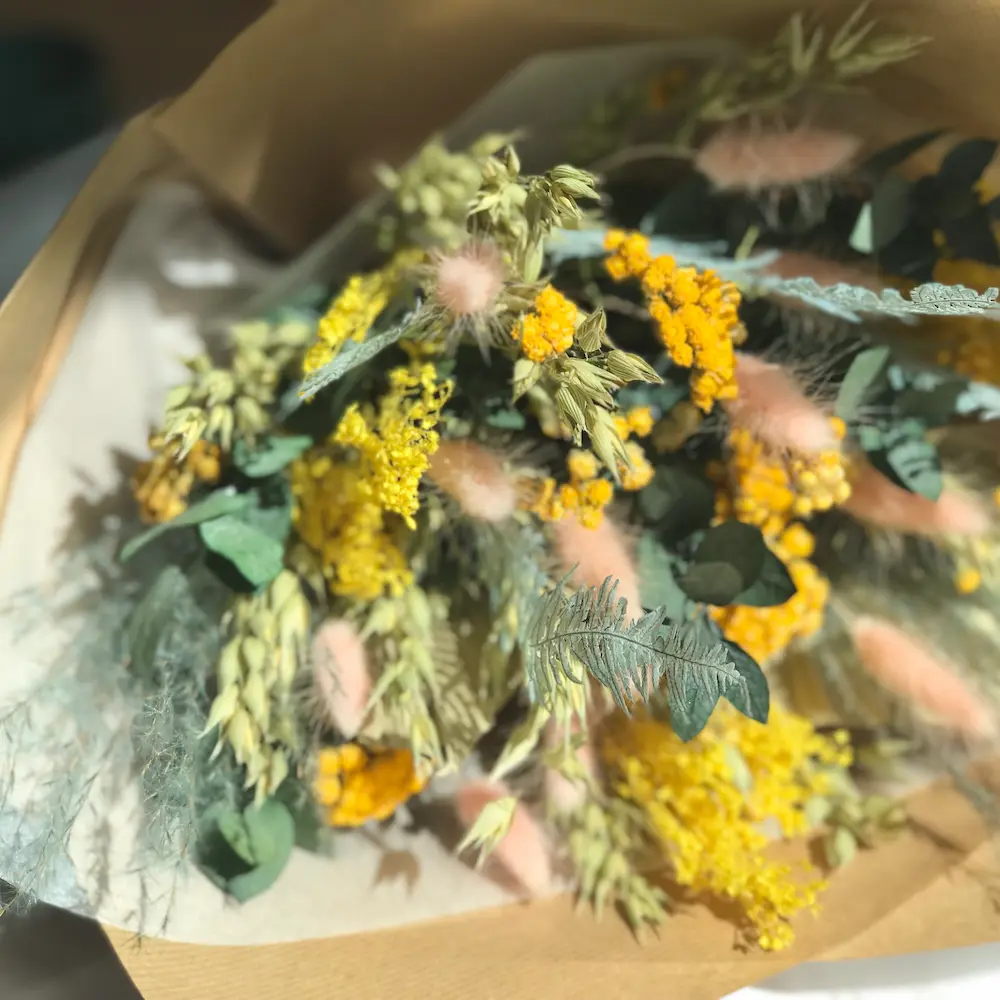 bouquet champêtre et coloré en fleurs séchées et stabilisées colori jaune rose et bleu pastel