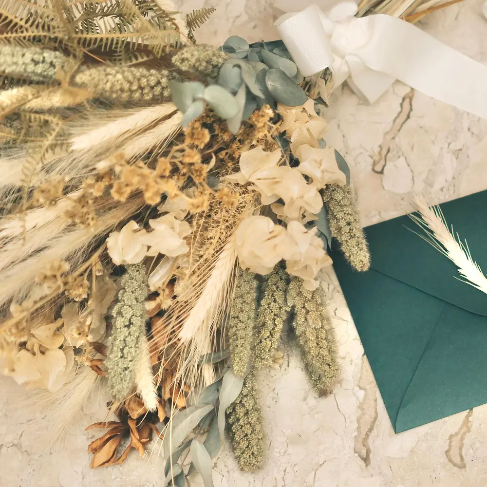 bouquet de fleurs séchées naturelles posé sur le sable