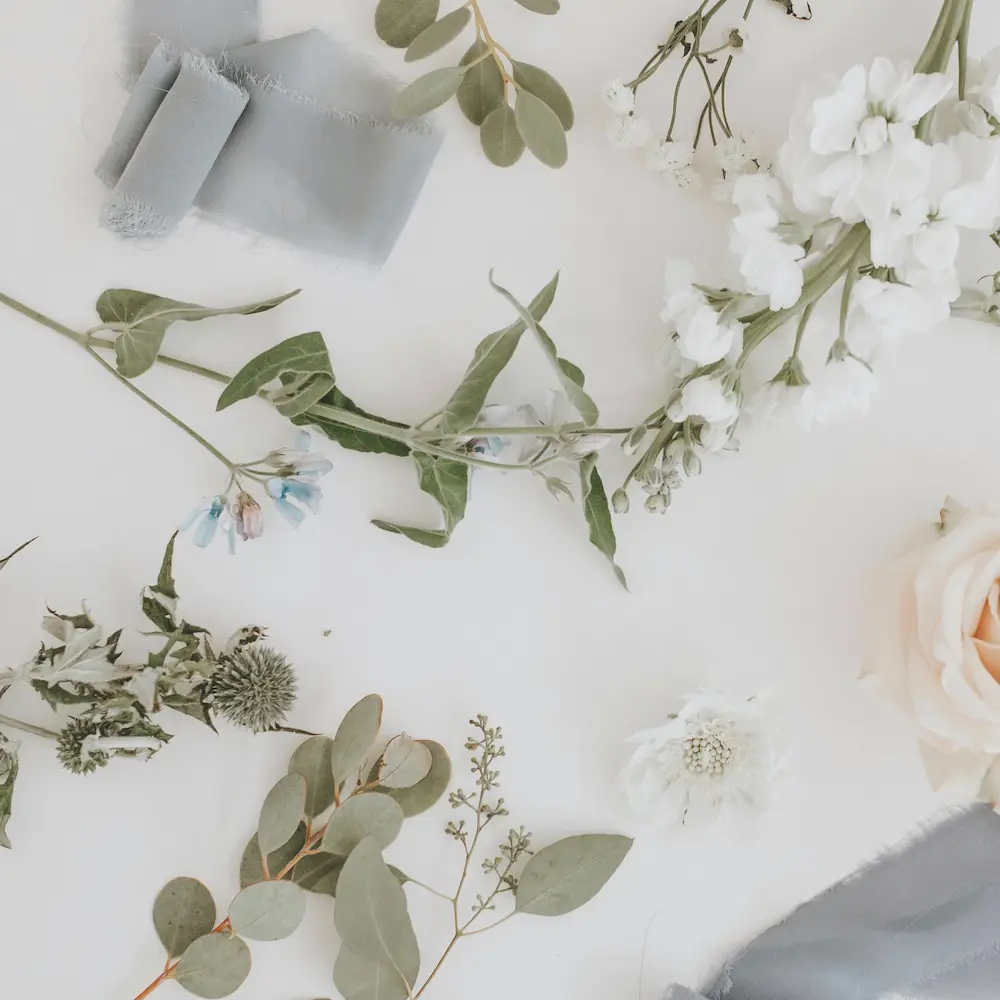 fleurs disposées sur une table pour un atelier foral
